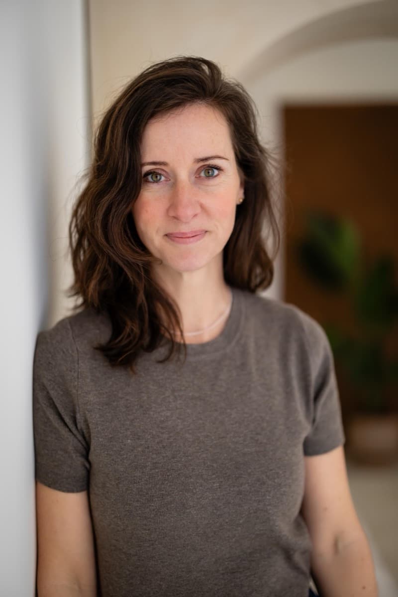 Portrait of Ilse Weijland in a grey top
