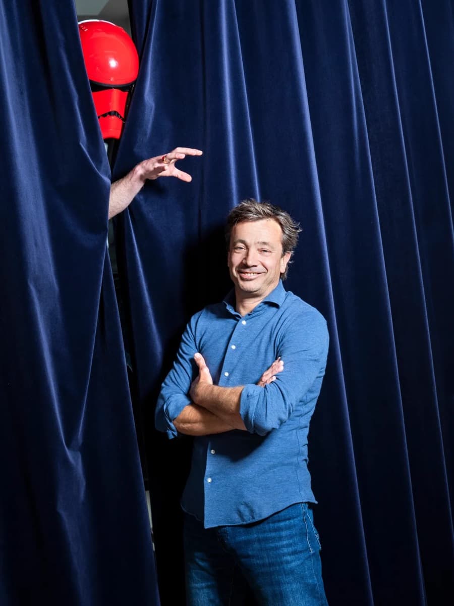 Jasper Verbunt, founder of Redkiwi, standing in front of a blue velvet curtain