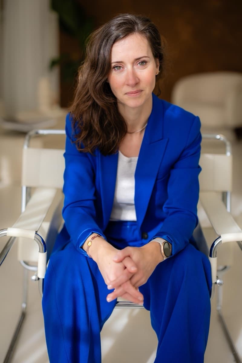 Ilse Weijland, founder of Verderkijker, seated in a blue suit