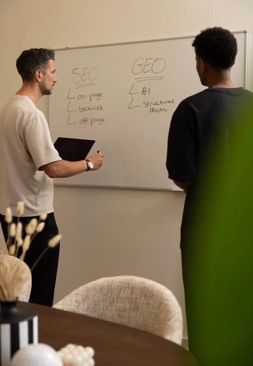 Willem Nales explaining SEO and GEO on a whiteboard during a client session