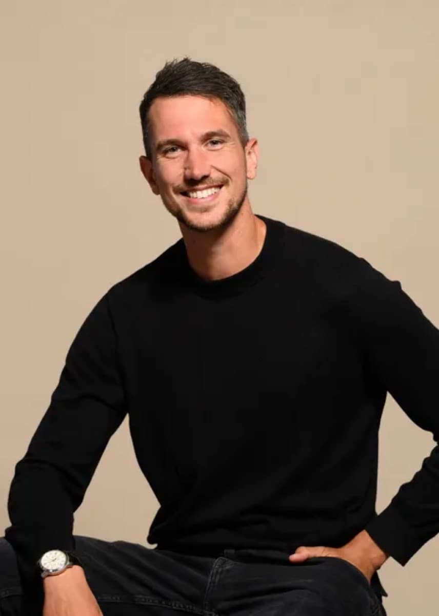 Portrait of Willem Nales smiling in a black jumper